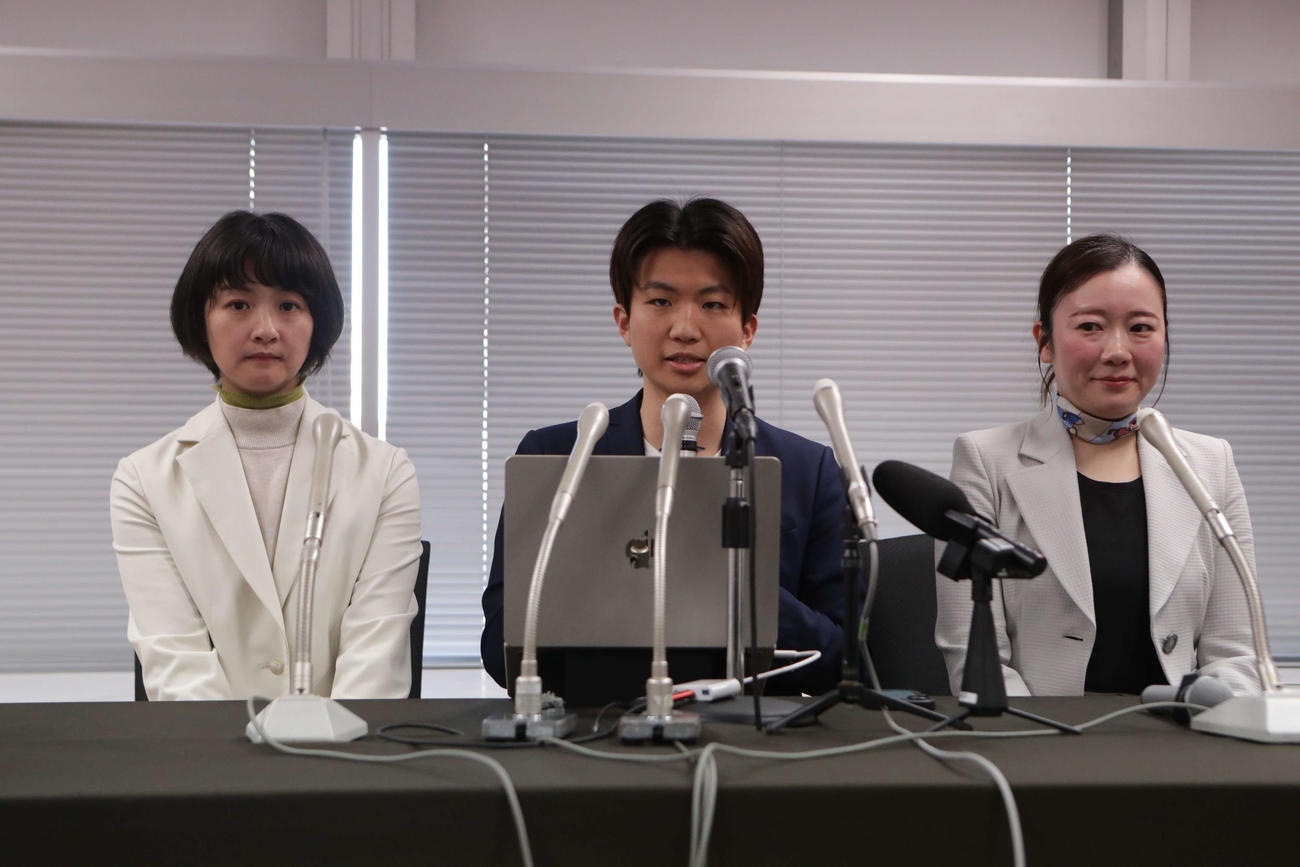 会見に登場する、左から「再生の道」吉田綾氏、奥村光貴代表、天野こころ氏