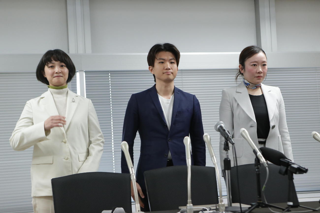 会見に登場した、左から「再生の道」吉田綾氏、奥村光貴代表、天野こころ氏
