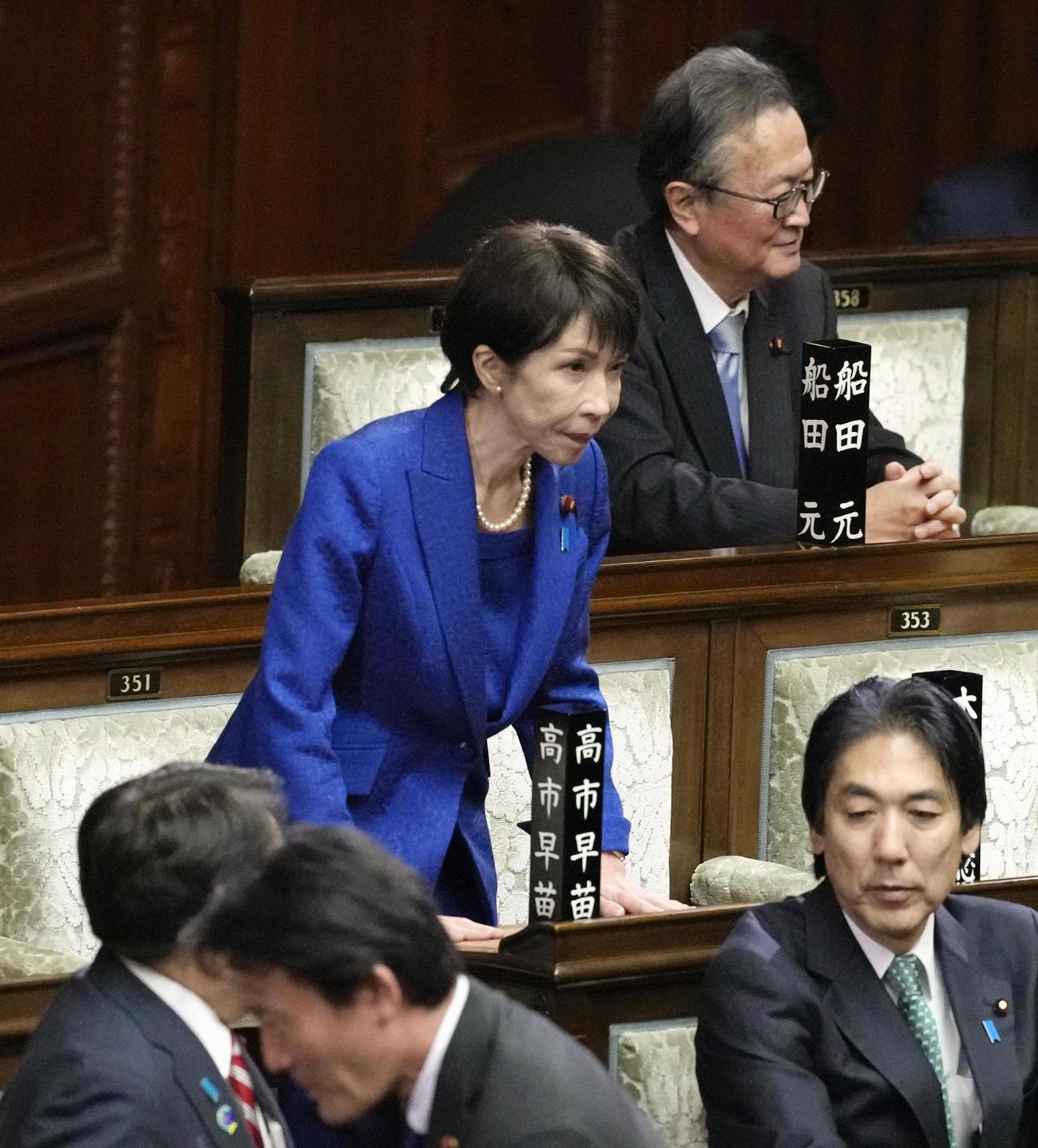 衆院本会議に臨む高市首相（共同）