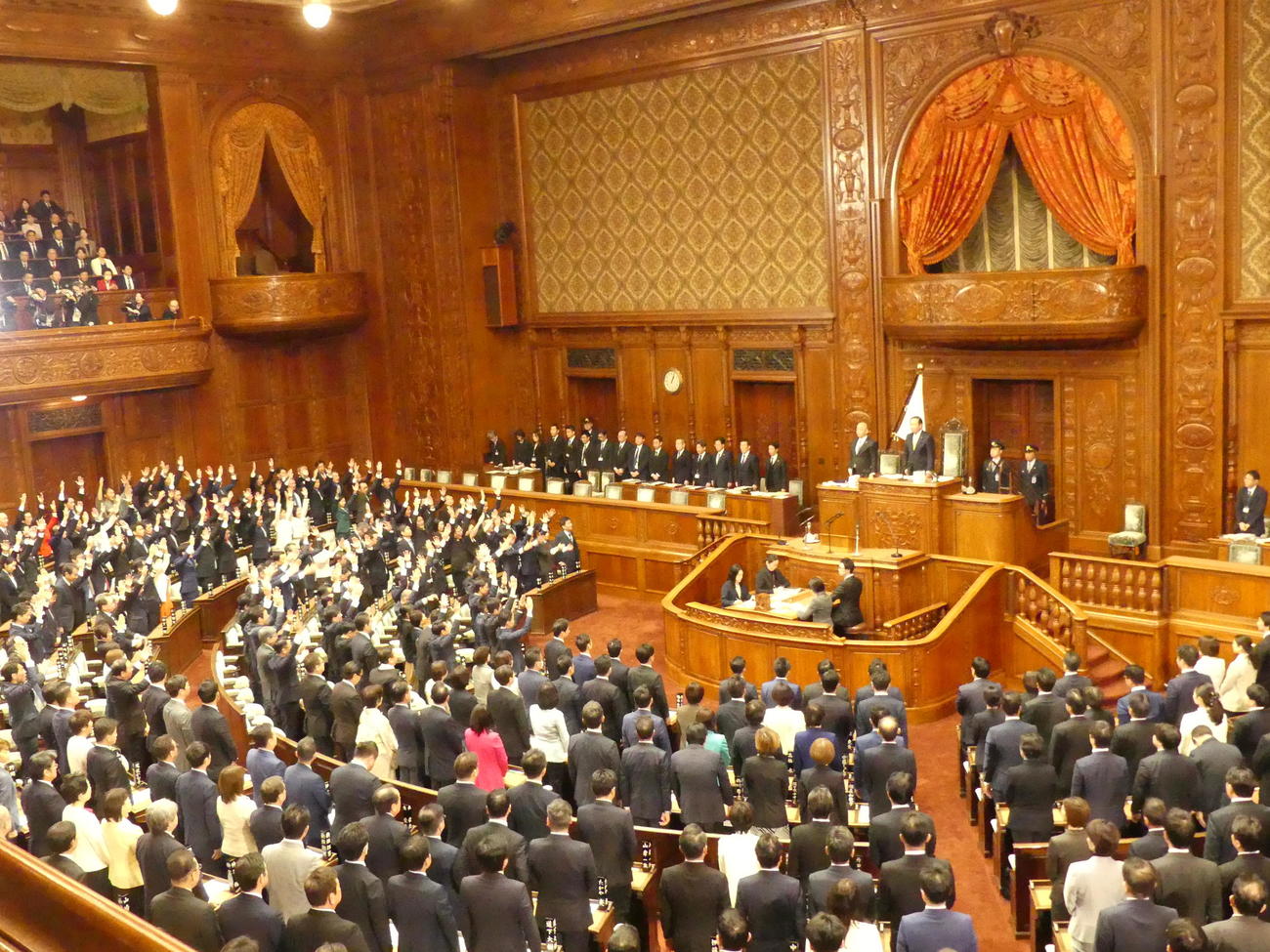 議長の衆院解散宣言に、自民党席（左）では万歳を叫ぶ議員がみられた（撮影・中山知子）