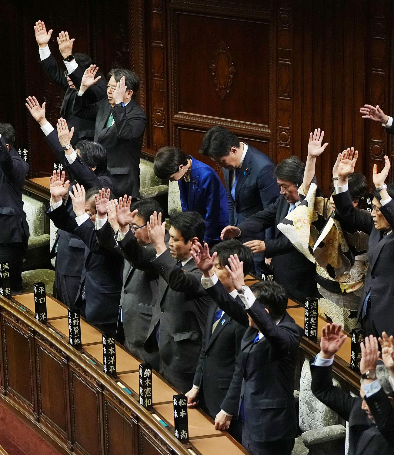 衆院が解散され、一礼する高市首相（中央）＝23日午後1時4分、衆院本会議場(共同)