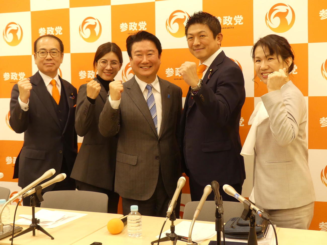 和田政宗氏（中央）の党スタッフ入りを発表し、ガッツポーズで応じる左から参政党の安藤裕氏、吉川里奈氏、1人おいて神谷宗幣代表、豊田真由子氏（2025年12月撮影）