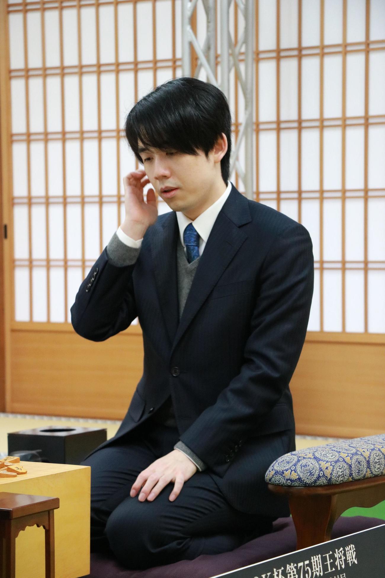 京都市「伏見稲荷大社」で前日検分を行った藤井聡太王将（日本将棋連盟提供）