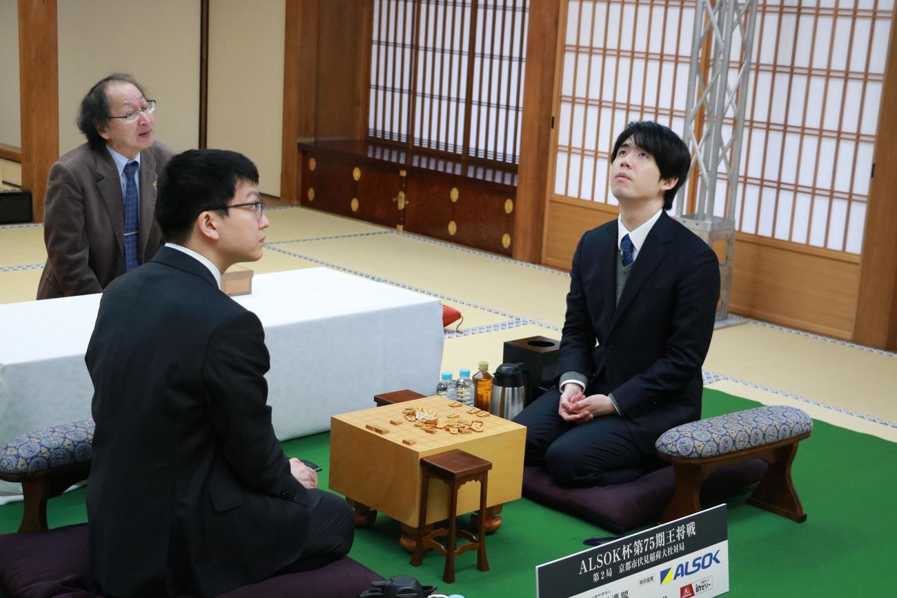 京都市「伏見稲荷大社」で前日検分を行った藤井聡太王将（右）と永瀬拓矢九段（日本将棋連盟提供）