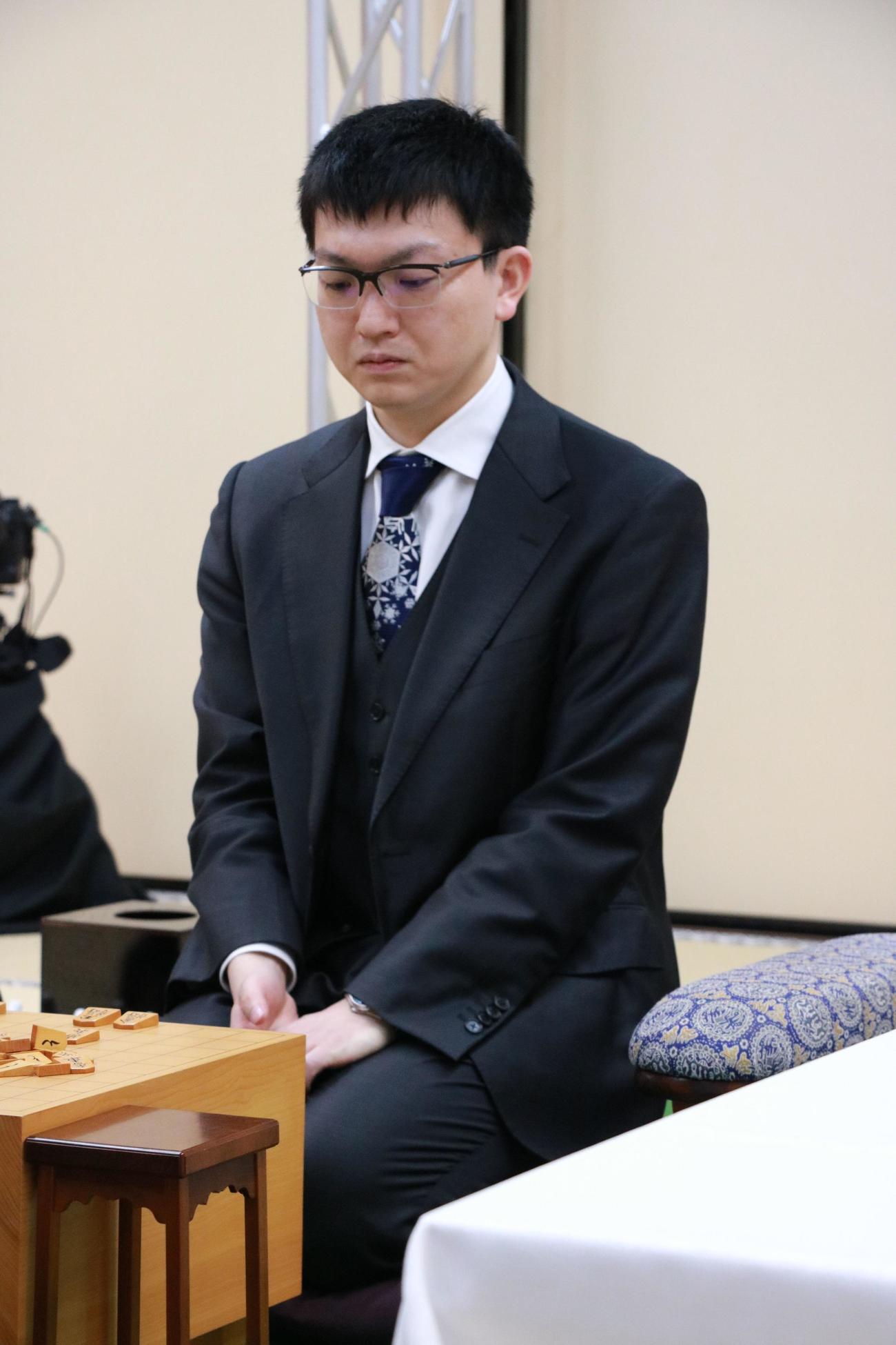 京都市「伏見稲荷大社」で前日検分を行った永瀬拓矢九段（日本将棋連盟提供）