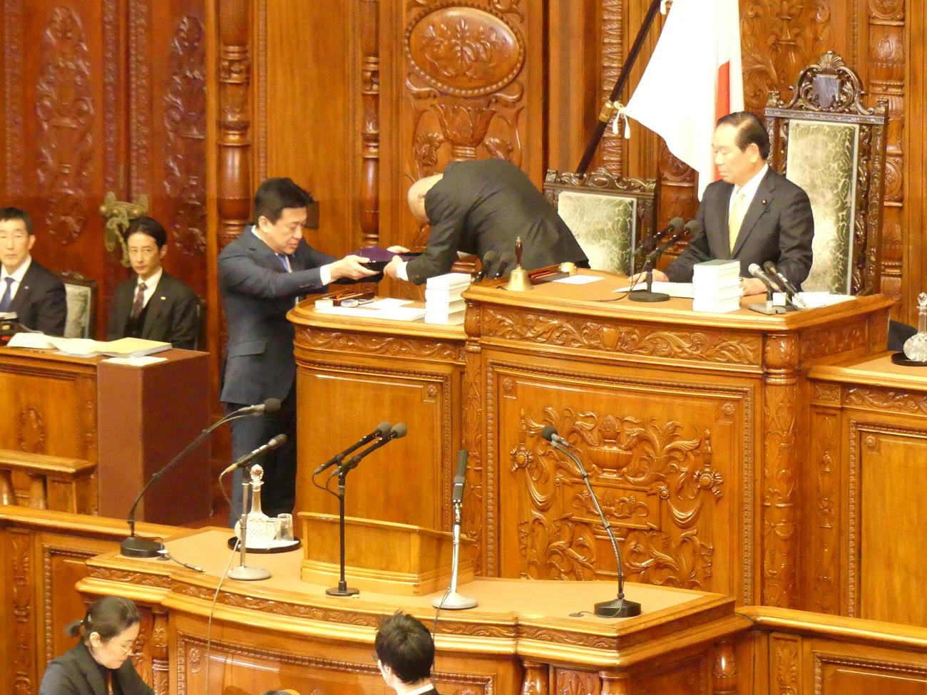 緑のふくさに包まれた解散詔書を事務方に手渡す木原稔官房長官（左）。右は額賀福志郎衆院議長（撮影・中山知子）