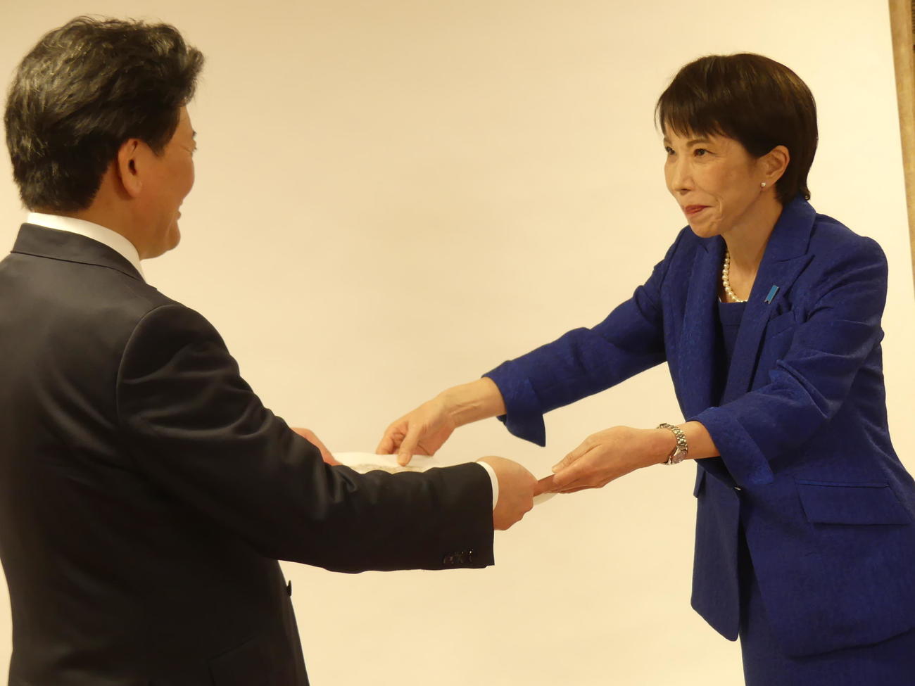 自民党の候補者に目力を込めて公認証を手渡す高市早苗首相（撮影・中山知子）