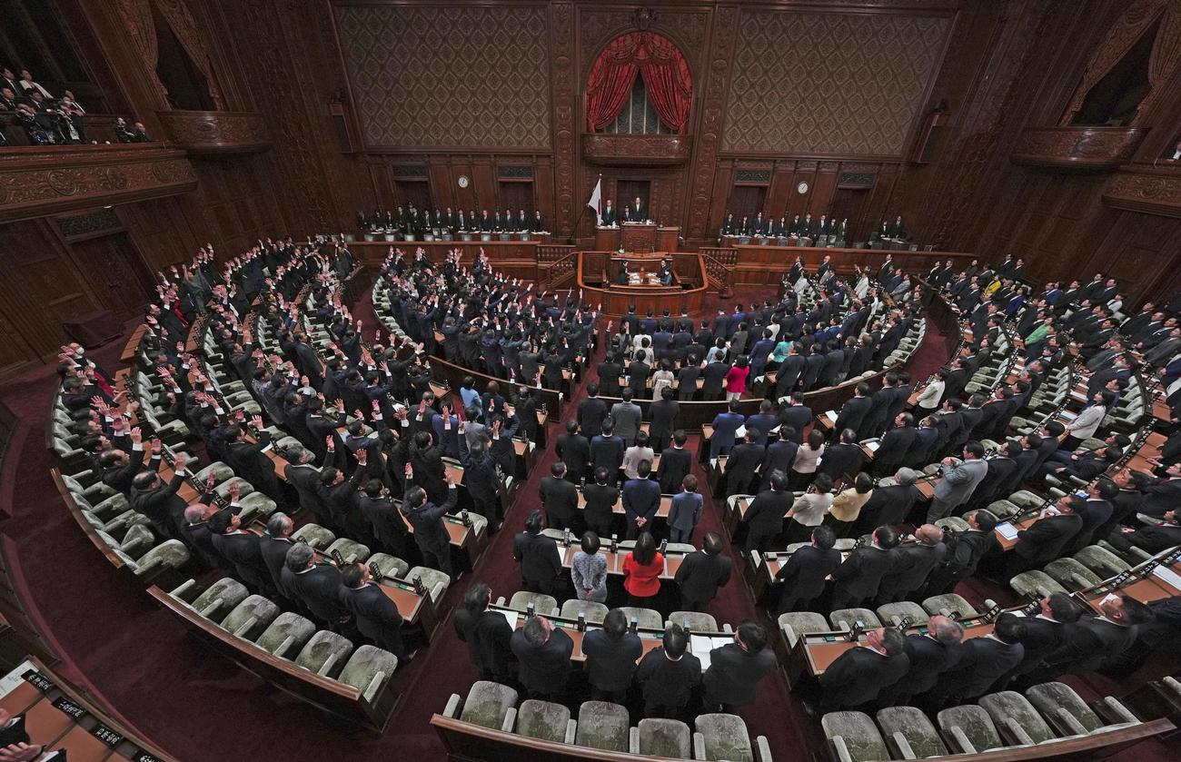 衆院が解散され、万歳する議員ら＝23日午後1時4分、衆院本会議場（共同）