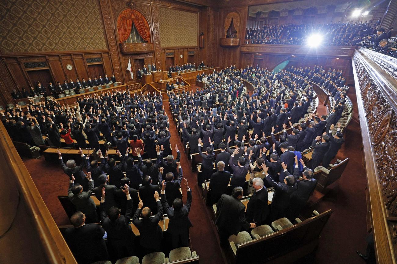 衆院が解散され、万歳する議員＝23日午後1時4分、衆院本会議場（共同）