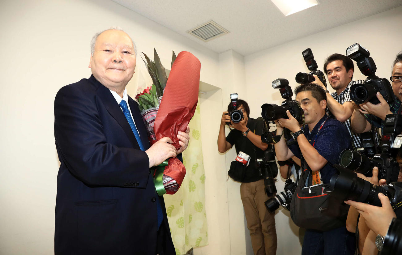 2017年6月、引退会見を終花束を手に引き揚げる加藤一二三・九段（左端）