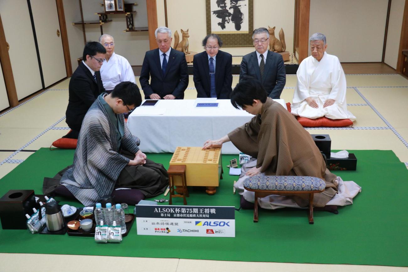 京都市「伏見稲荷大社」での第75期王将戦7番勝負第2局に臨んだ藤井聡太王将（右）永瀬拓矢九段（日本将棋連盟提供）