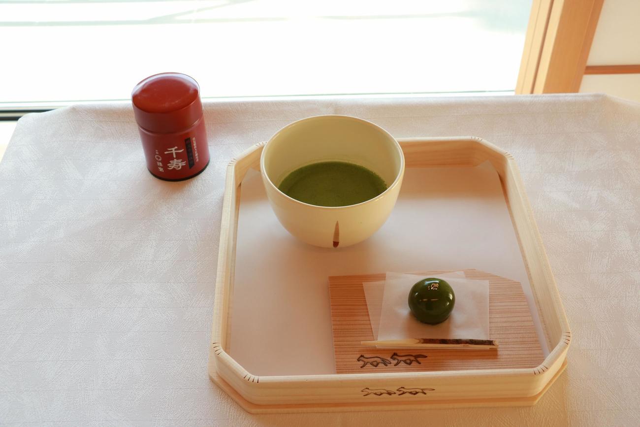 藤井聡太王将の午前のおやつ抹茶「千寿」と生菓子「茶の実」（日本将棋連盟提供）