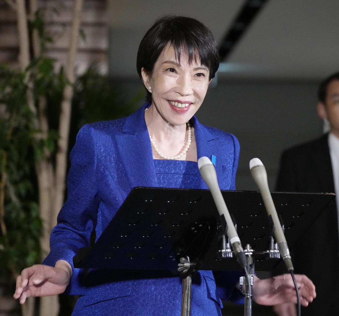 衆議院の解散などについて取材を受ける高市早苗首相（23日、首相官邸＝共同）