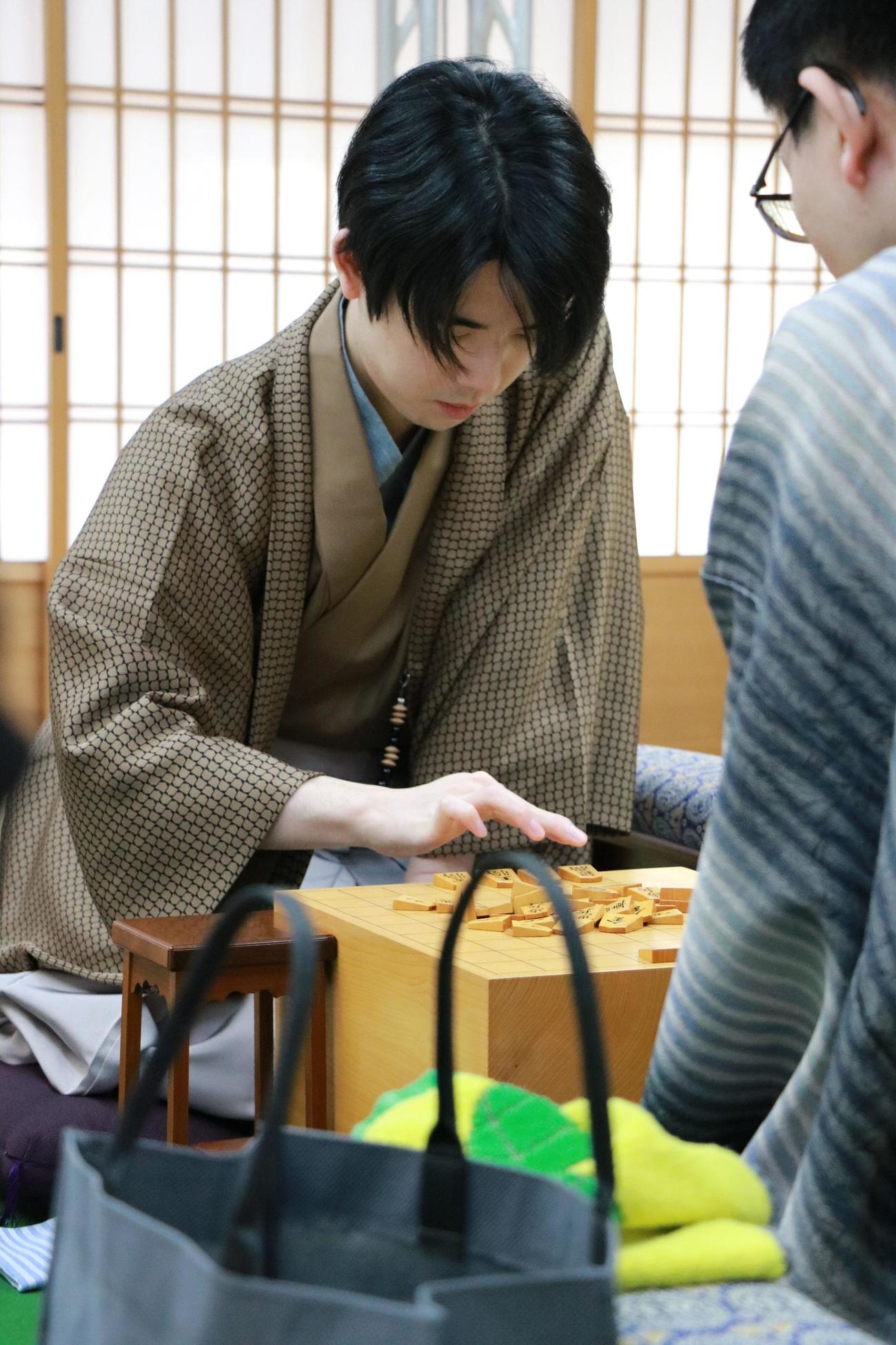 京都市「伏見稲荷大社」での第75期王将戦7番勝負第2局に臨んだ藤井聡太王将（日本将棋連盟提供）