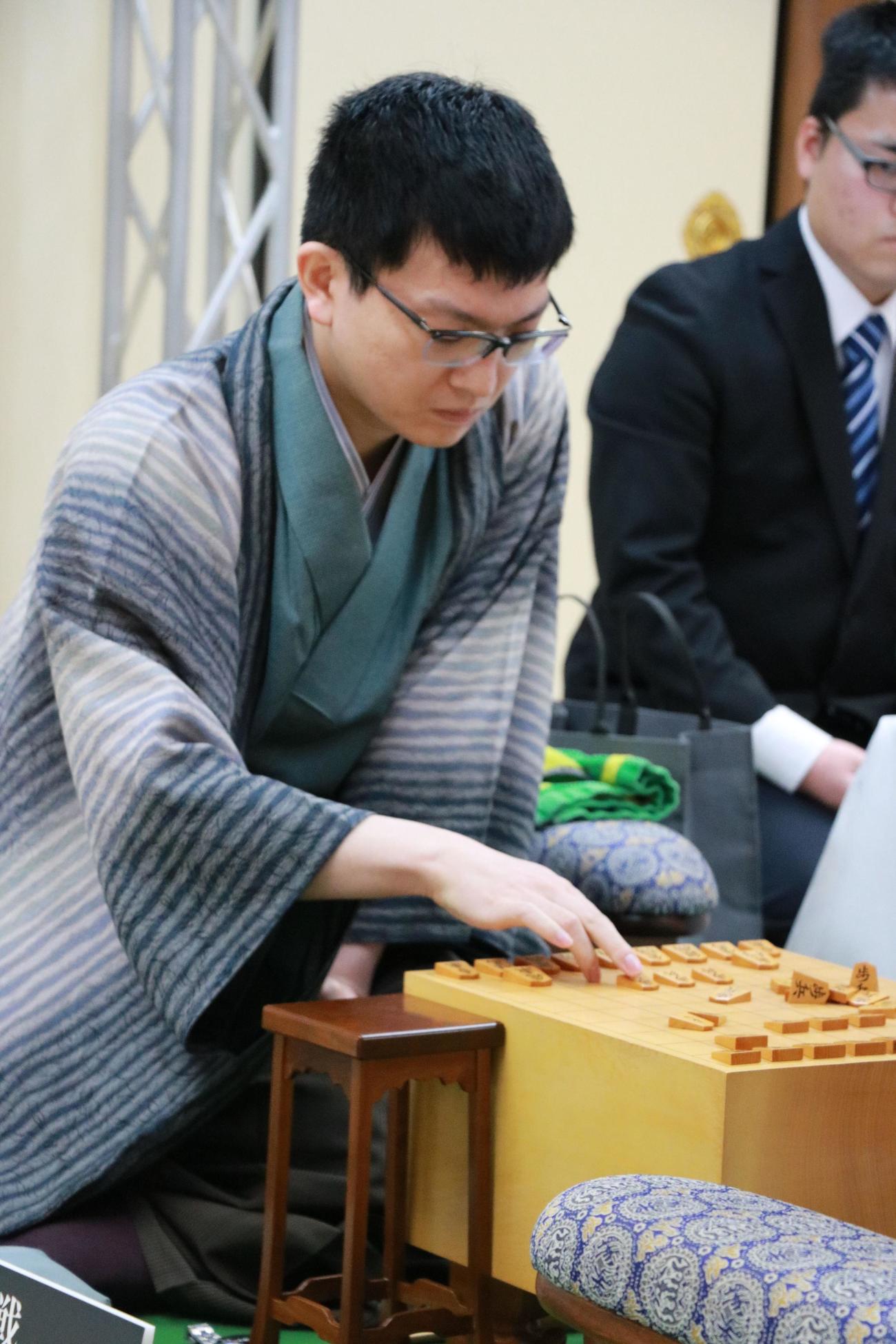 京都市「伏見稲荷大社」での第75期王将戦7番勝負第2局に臨んだ永瀬拓矢九段（日本将棋連盟提供）