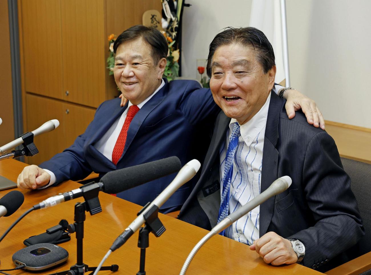 記者会見で新党結成を表明し、河村たかし前衆院議員（右）と肩を組む原口一博前衆院議員（共同）