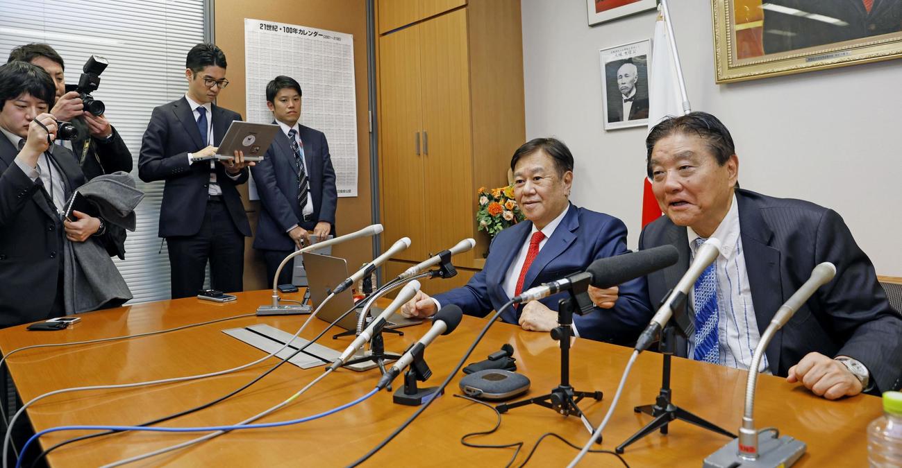 記者会見で新党結成を表明した原口一博前衆院議員。右は河村たかし前衆院議員（共同）