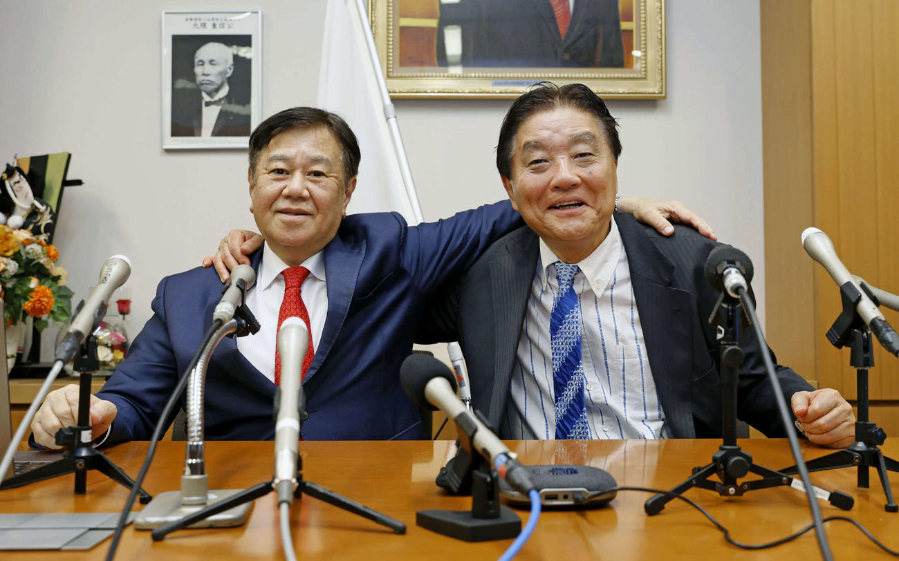 記者会見で新党結成を表明し、河村たかし前衆院議員（右）と肩を組む原口一博前衆院議員（共同）