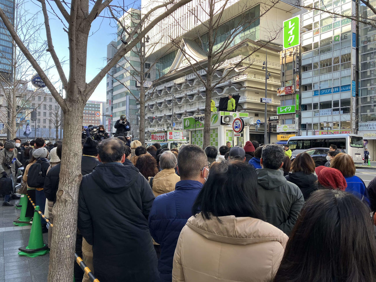 大阪市長選に立候補した横山英幸氏の街頭演説の様子（撮影・阪口孝志）