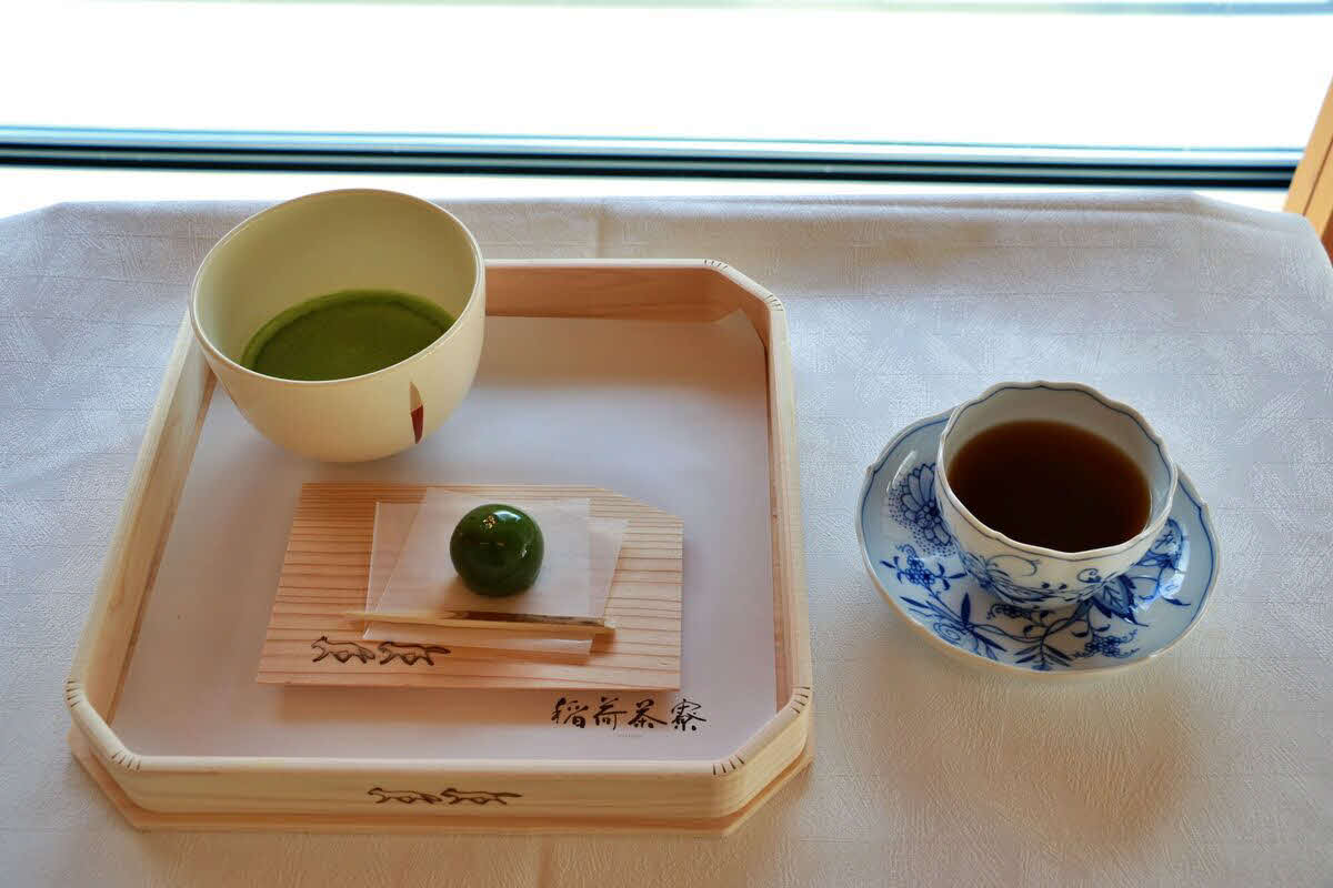 永瀬拓矢九段の2日目午前のおやつは抹茶「千寿」と生菓子「茶の実」、ホットコーヒー（日本将棋連盟提供）