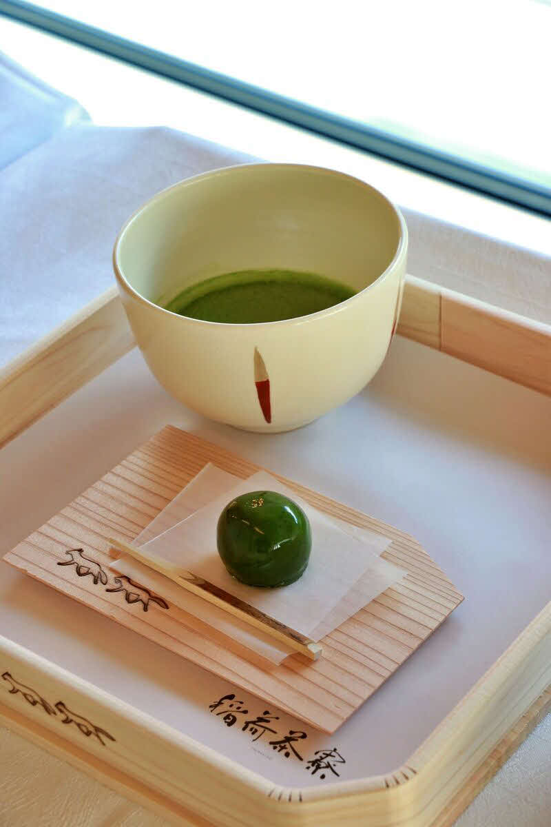 永瀬拓矢九段が2日目午前おやつに頼んだ抹茶「千寿」と生菓子「茶の実」（日本将棋連盟提供）