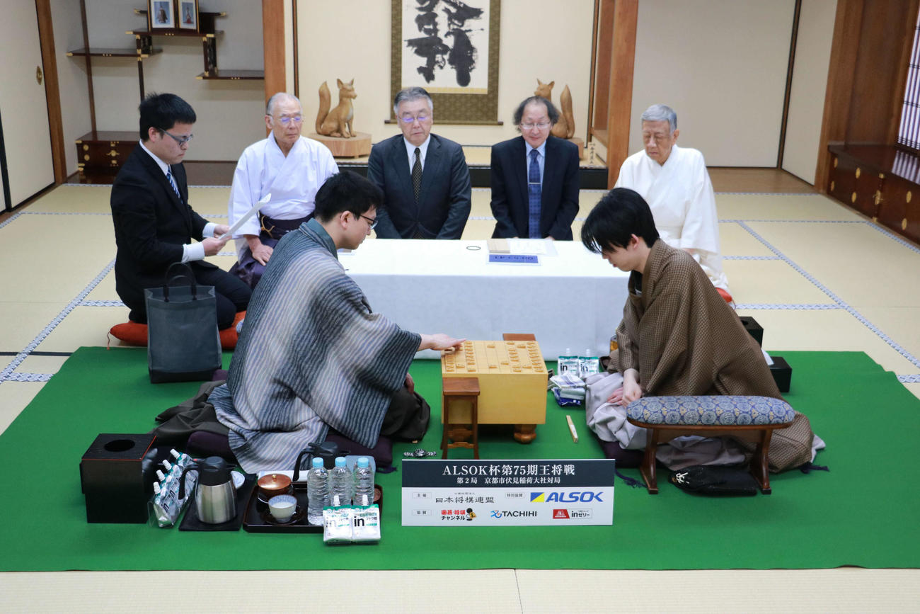 永瀬拓矢九段（左）が藤井聡太王将（右）に先勝して迎えた王将戦7番勝負第2局は2日目が再開された（日本将棋連盟提供）