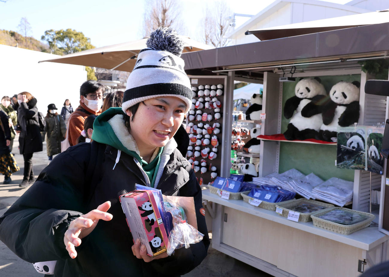 パンダの観覧最終日、グッズ売り場でたくさんのグッズを購入した人（撮影・浅見桂子）