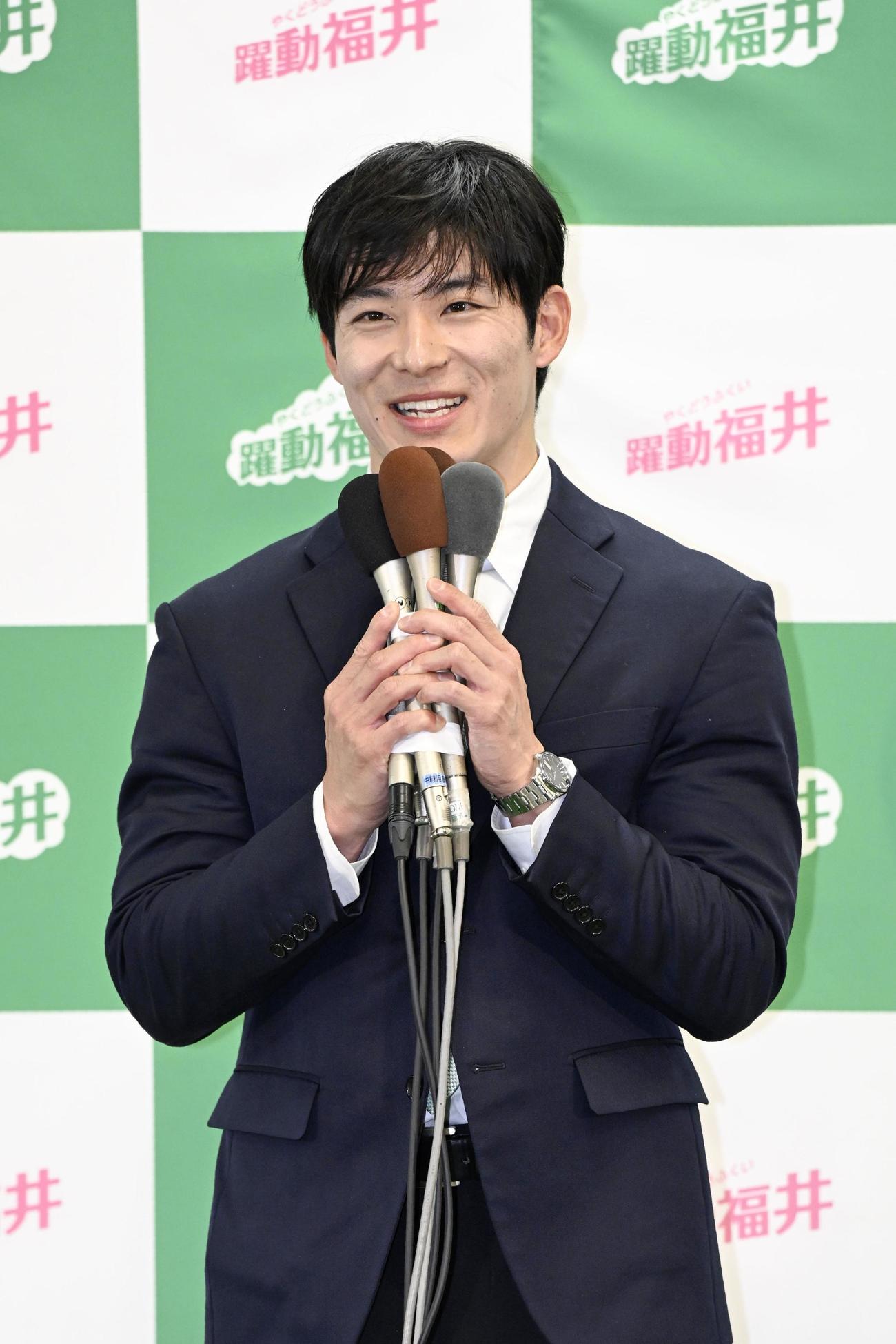 福井県知事選で初当選を決め、あいさつする石田嵩人氏＝25日深夜、福井市（共同）