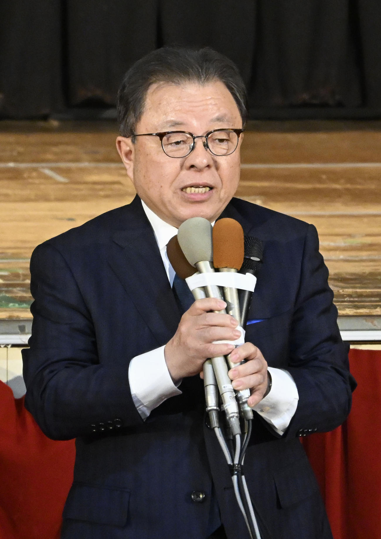 福井県知事選で落選が決まり、敗戦の弁を述べる山田賢一氏＝25日深夜、福井市（共同）