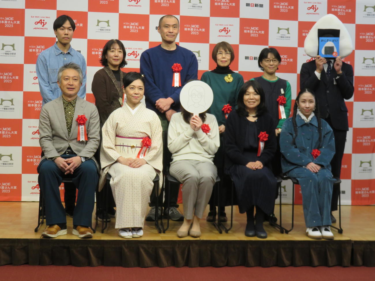 内田有美氏（前列中央）ら第18回MOE絵本屋さん大賞2025の受賞者たち