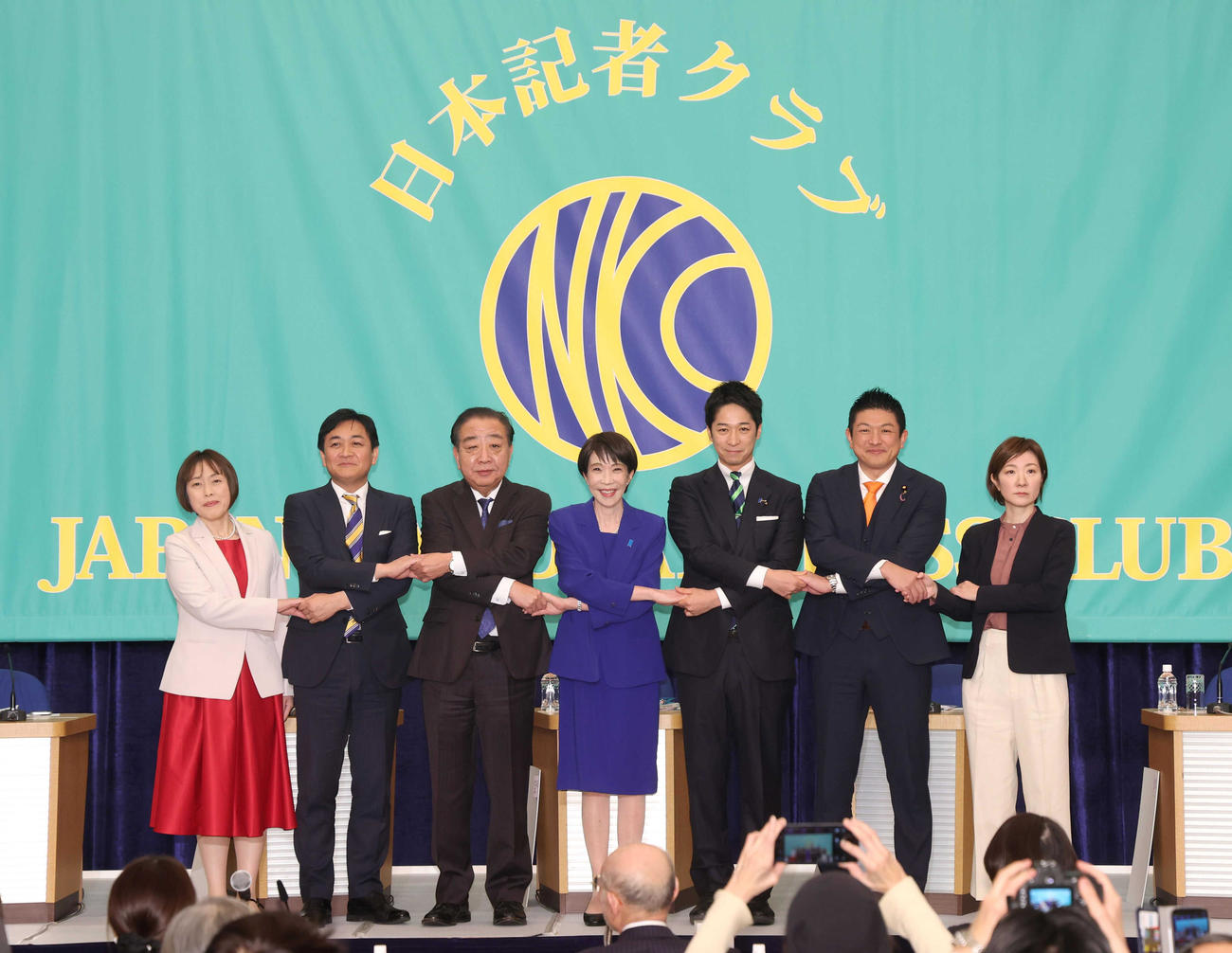 討論会に臨む（左から）共産党の田村委員長、国民民主党の玉木代表、中道改革連合の野田共同代表、自民党総裁の高市首相、日本維新の会の藤田共同代表、参政党の神谷代表、れいわ新選組の大石共同代表＝日本記者クラブ（代表撮影）2026年1月26日