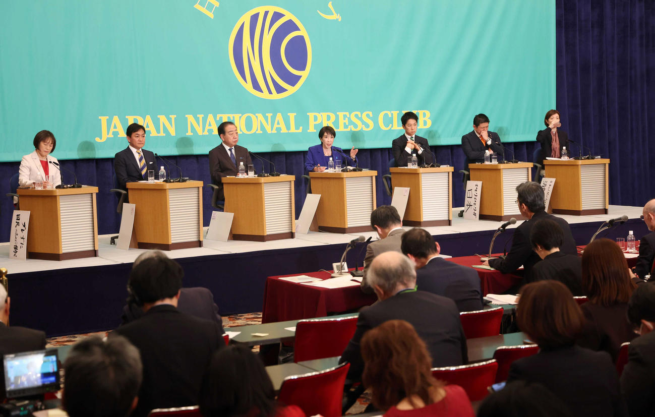 討論会に臨む（左から）共産党の田村委員長、国民民主党の玉木代表、中道改革連合の野田共同代表、自民党総裁の高市首相、日本維新の会の藤田共同代表、参政党の神谷代表、れいわ新選組の大石共同代表（代表撮影）