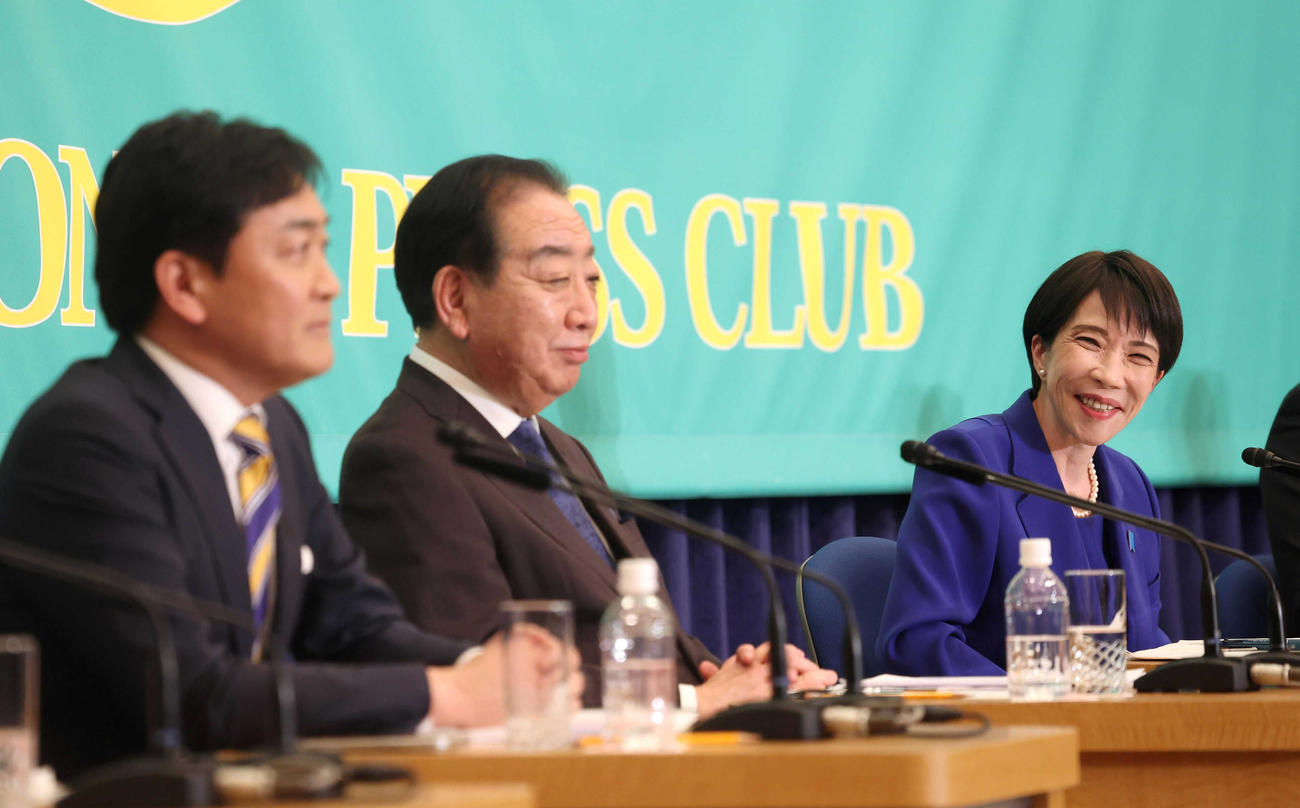 党首討論会に臨む（右から）自民党総裁の高市首相、中道改革連合の野田共同代表、国民民主党の玉木代表（代表撮影）