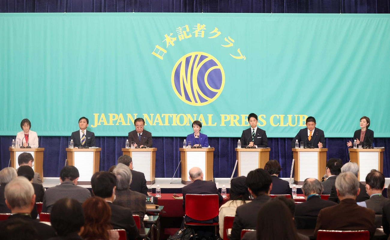 討論会に臨む（左から）共産党の田村委員長、国民民主党の玉木代表、中道改革連合の野田共同代表、自民党総裁の高市首相、日本維新の会の藤田共同代表、参政党の神谷代表、れいわ新選組の大石共同代表（代表撮影）