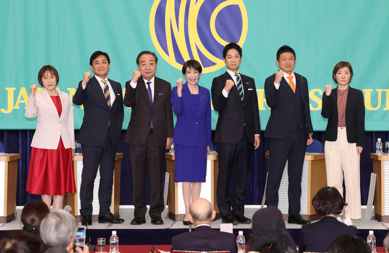 党首討論会に臨む、左から共産党の田村委員長、国民民主党の玉木代表、中道改革連合の野田共同代表、自民党総裁の高市首相、日本維新の会の藤田共同代表、参政党の神谷代表、れいわ新選組の大石共同代表（代表撮影）