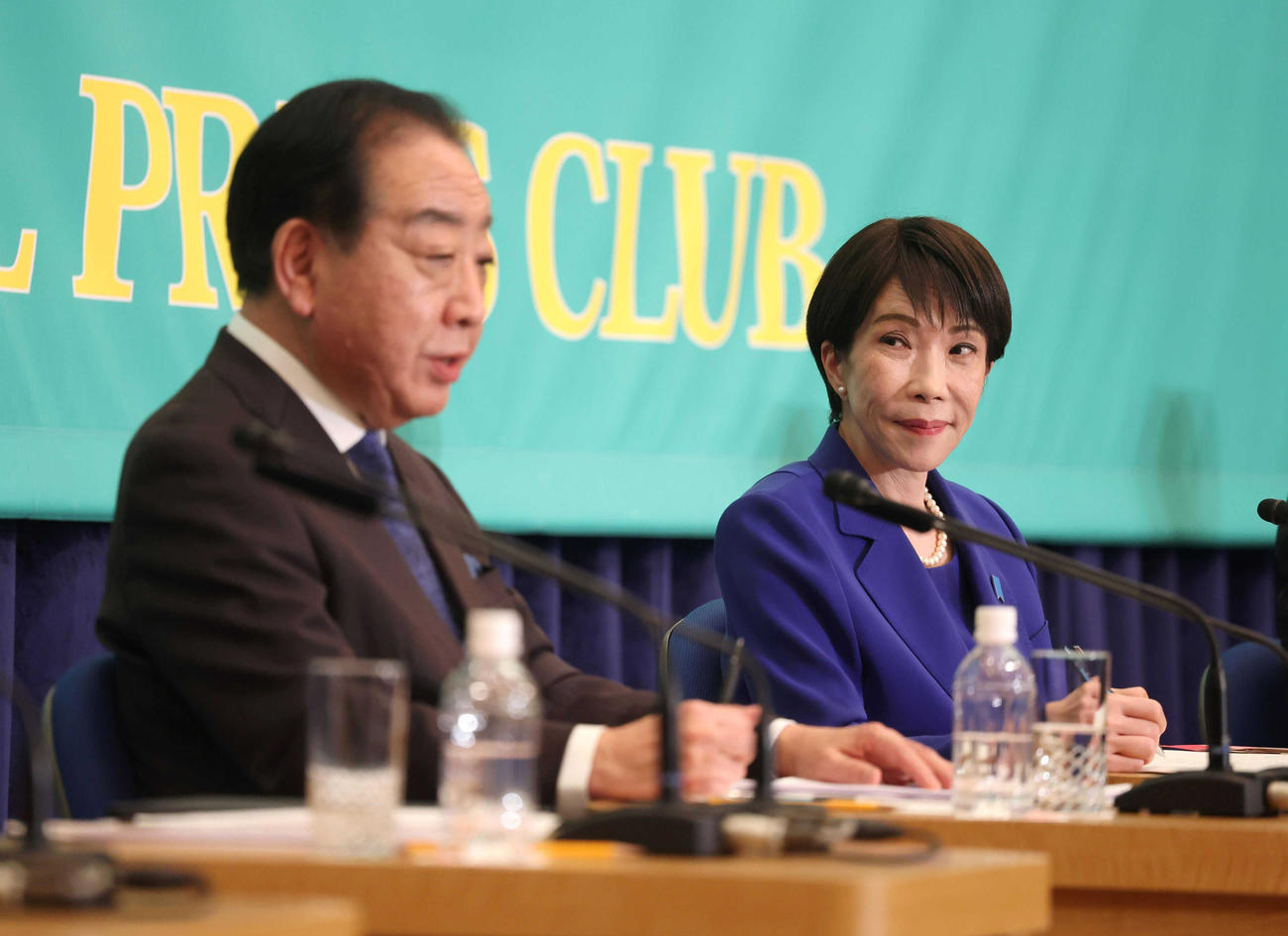中道改革連合の野田共同代表（左）に質問する自民党総裁の高市首相（代表撮影）
