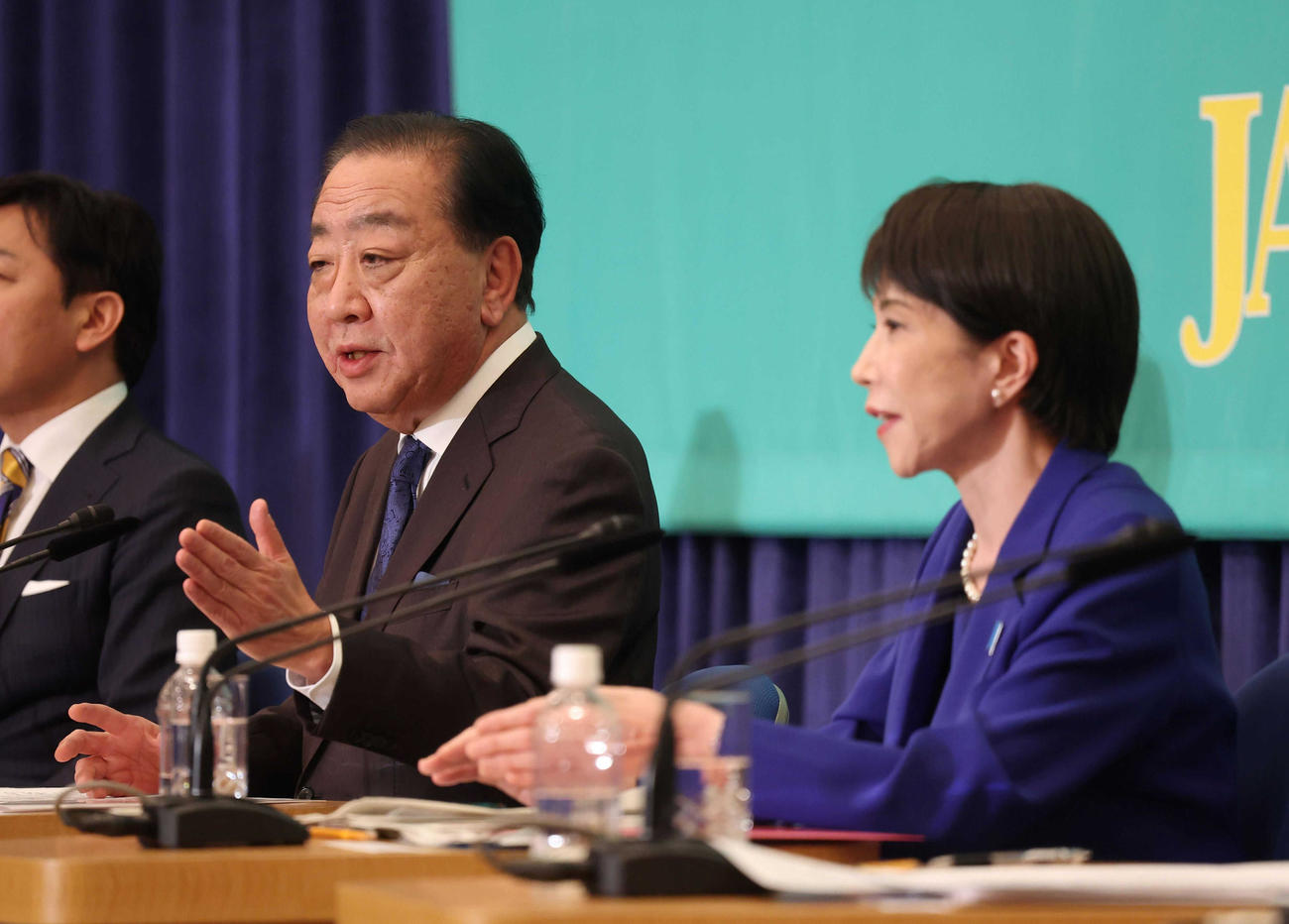 党首討論会に臨む中道改革連合の野田共同代表（左）と自民党総裁の高市首相（代表撮影）