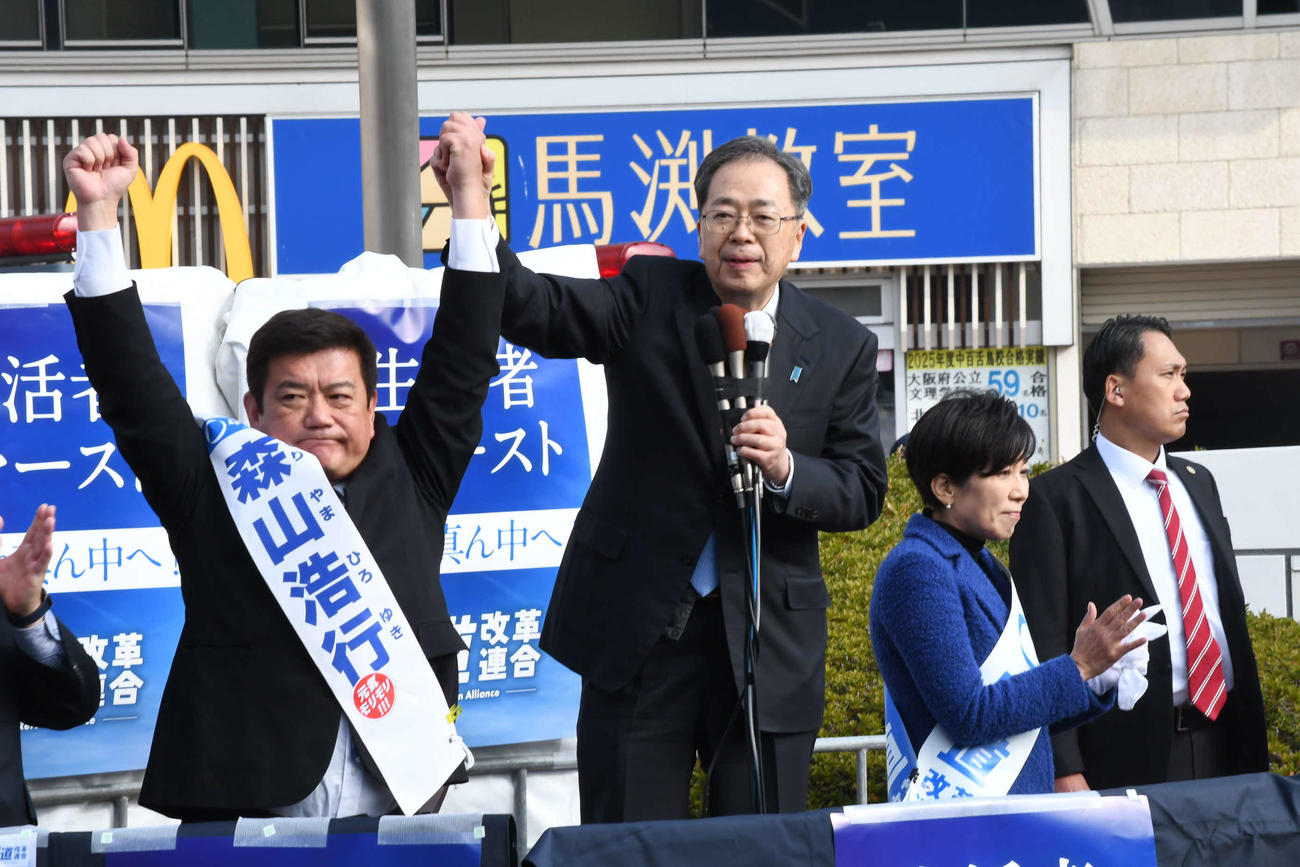 大阪16区に立候補した森山浩行氏（左）の手を取る中道改革連合の斉藤鉄夫共同代表（撮影・阪口孝志）