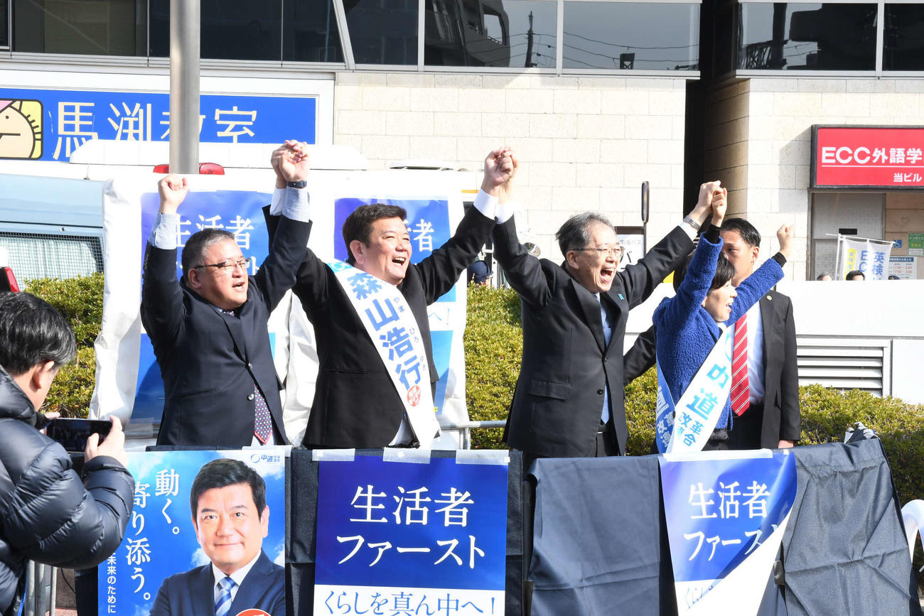 大阪16区で演説した、左から、連合大阪の井尻雅之会長、森山浩行氏、中道改革連合の斉藤鉄夫共同代表、山本香苗氏（撮影・阪口孝志）
