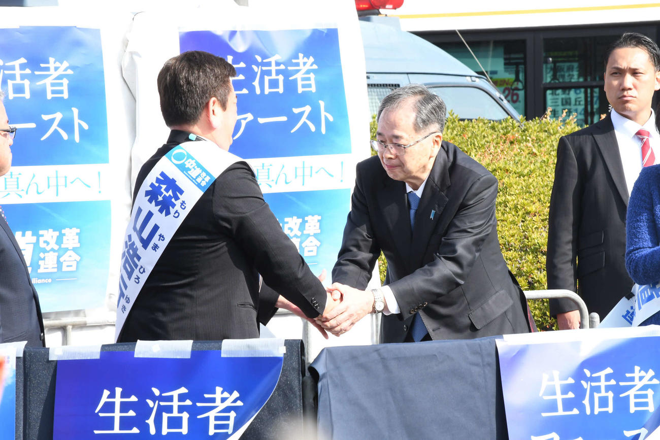 大阪16区に立候補した森山浩行氏（左）とがっつり握手する中道改革連合の斉藤鉄夫共同代表（撮影・阪口孝志）