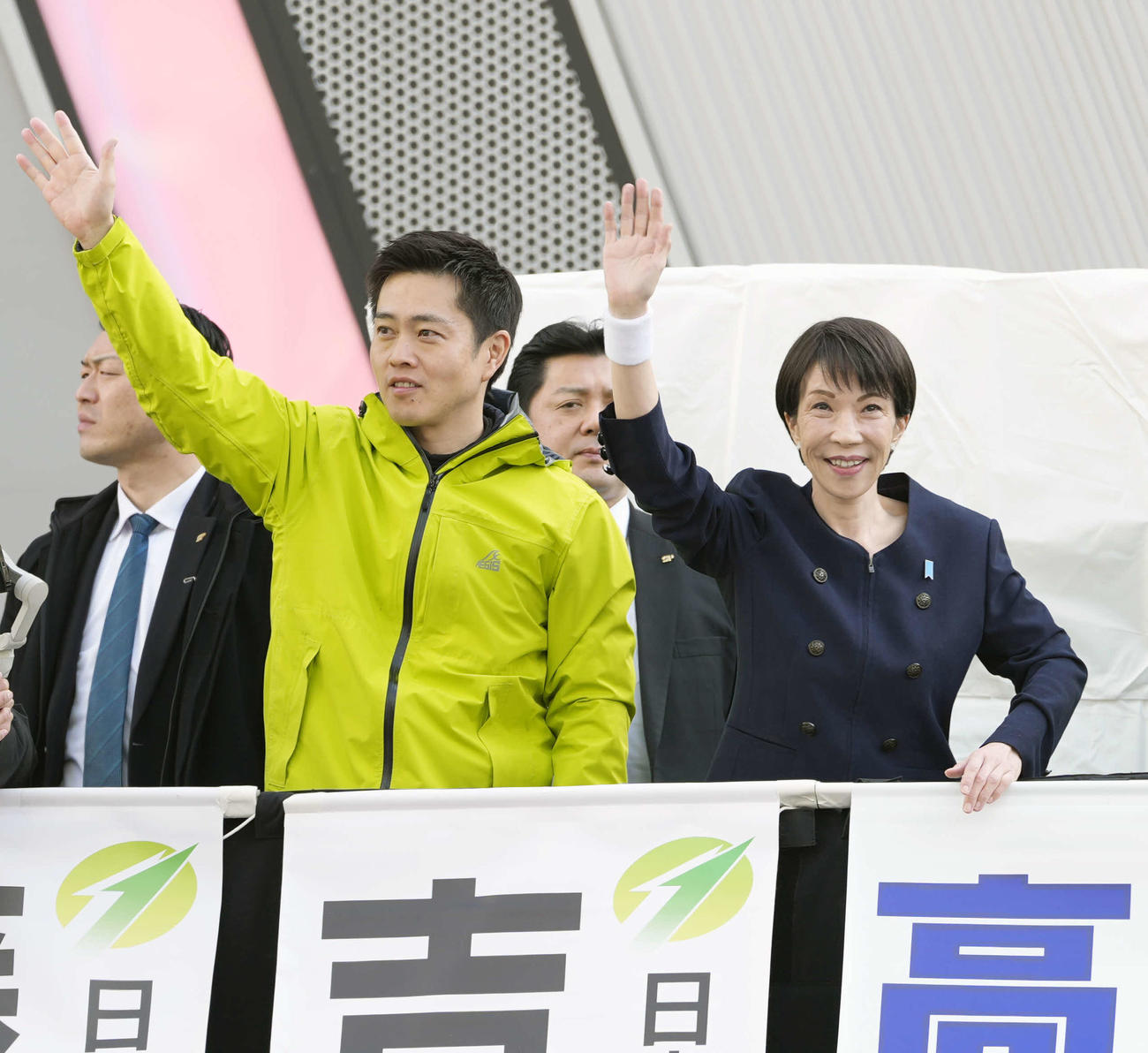 秋葉原で衆院選第一声を上げる連立を組む日本維新の会の吉村洋文代表（左）と自民党総裁の高市早苗首相（撮影・小島史椰）