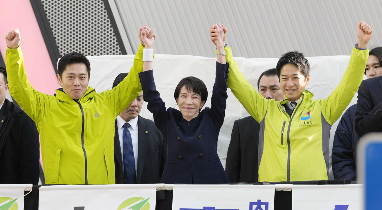秋葉原で衆院選第一声を上げる、左から連立を組む日本維新の会の吉村洋文代表、自民党総裁の高市早苗首相、日本維新の会の藤田文武共同代表（撮影・小島史椰）