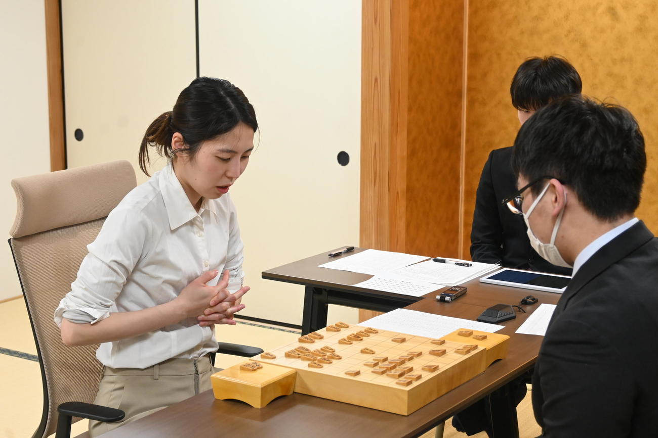 プロ棋士編入試験5番勝負第1局に臨み、終局後、感想戦を行う福間香奈女流6冠（左）山下数毅四段（撮影・松浦隆司）