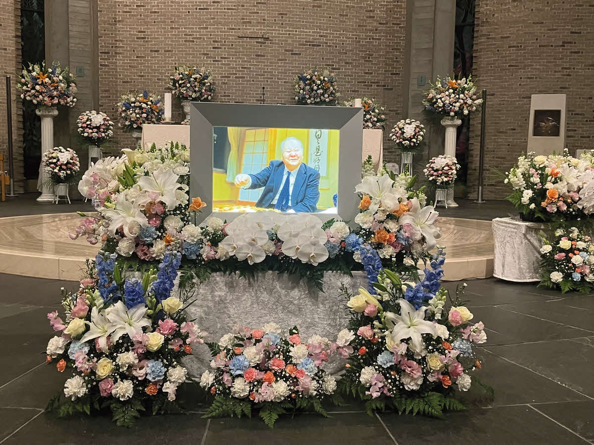 聖イグナチオ教会で執り行われた加藤一二三・九段の葬儀の祭壇（日本将棋連盟提供）