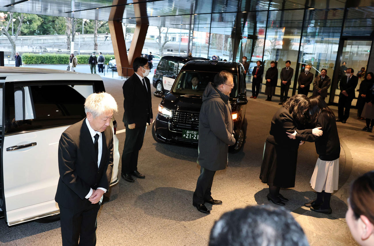 将棋会館職員にあいさつする喪主の加藤順一さん（左）（撮影・鈴木正人）　