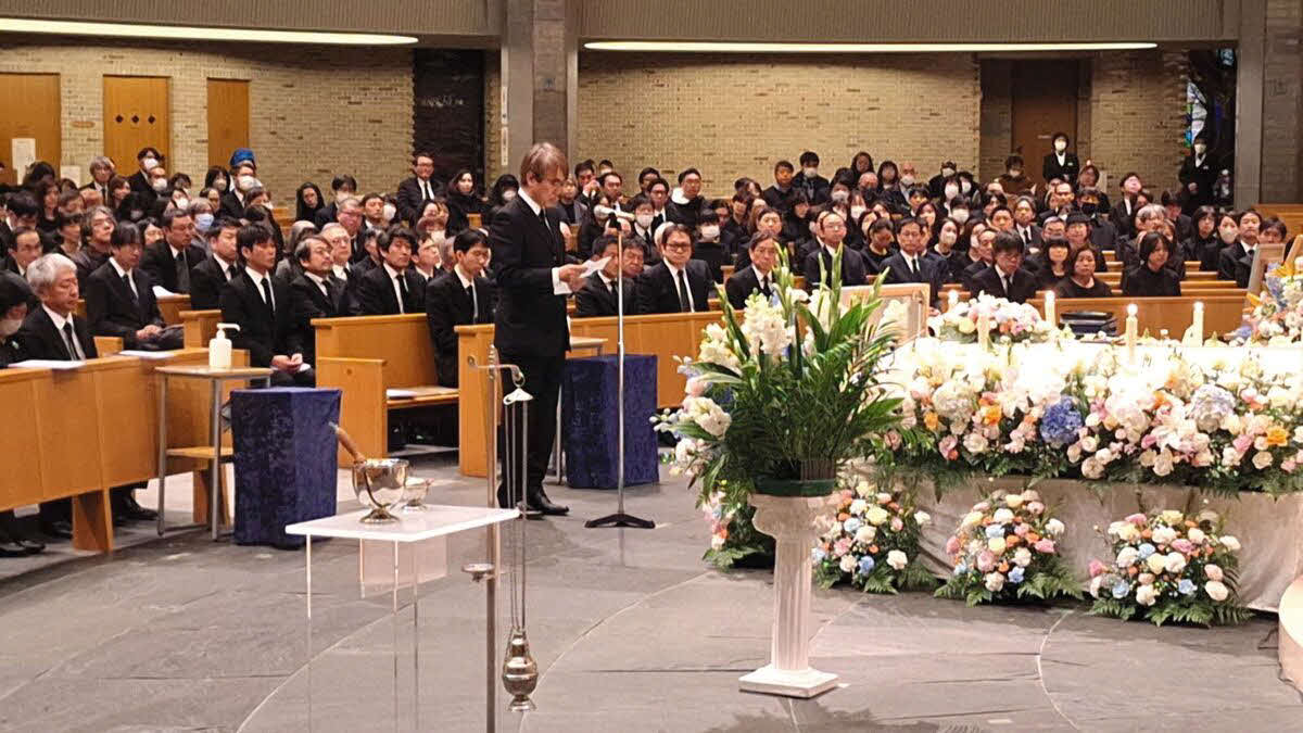 加藤一二三・九段の通夜で弔辞を読む羽生善治九段（日本将棋連盟提供）