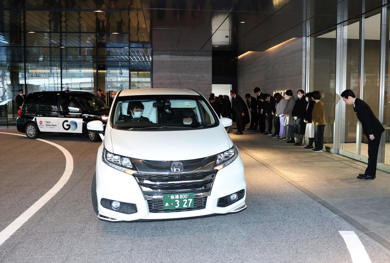 将棋会館に最後のお別れに来た加藤一二三さんの棺を乗せた車（撮影・鈴木正人）　