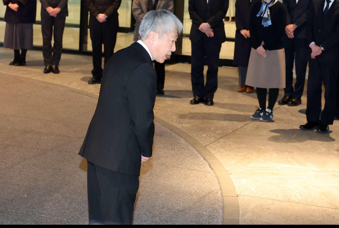 将棋会館職員にあいさつする喪主の加藤順一さん（手前）（撮影・鈴木正人）　