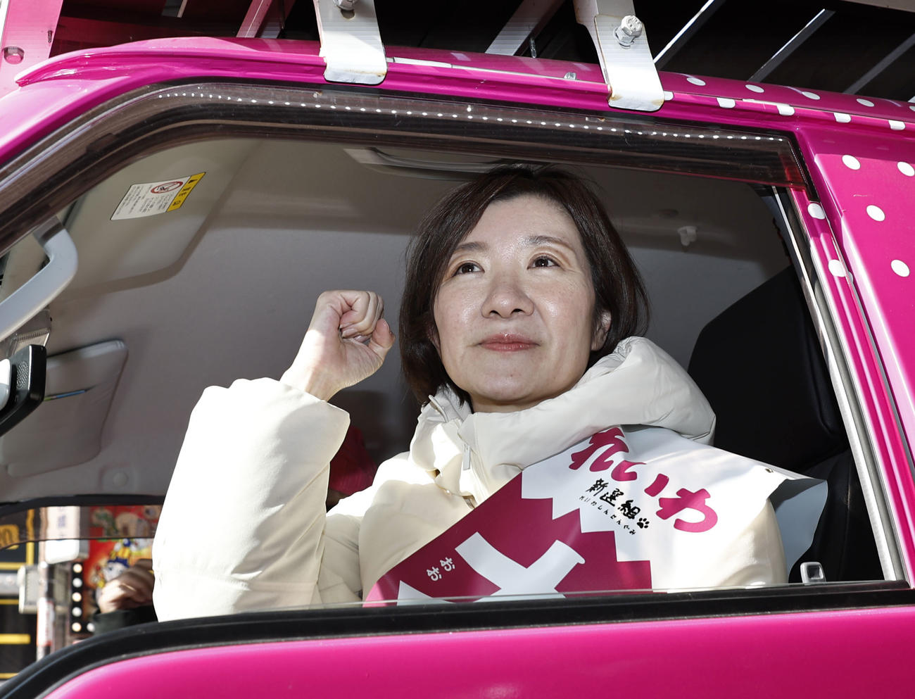 車に乗りポーズをとる、れいわ新選組の大石晃子共同代表（共同）