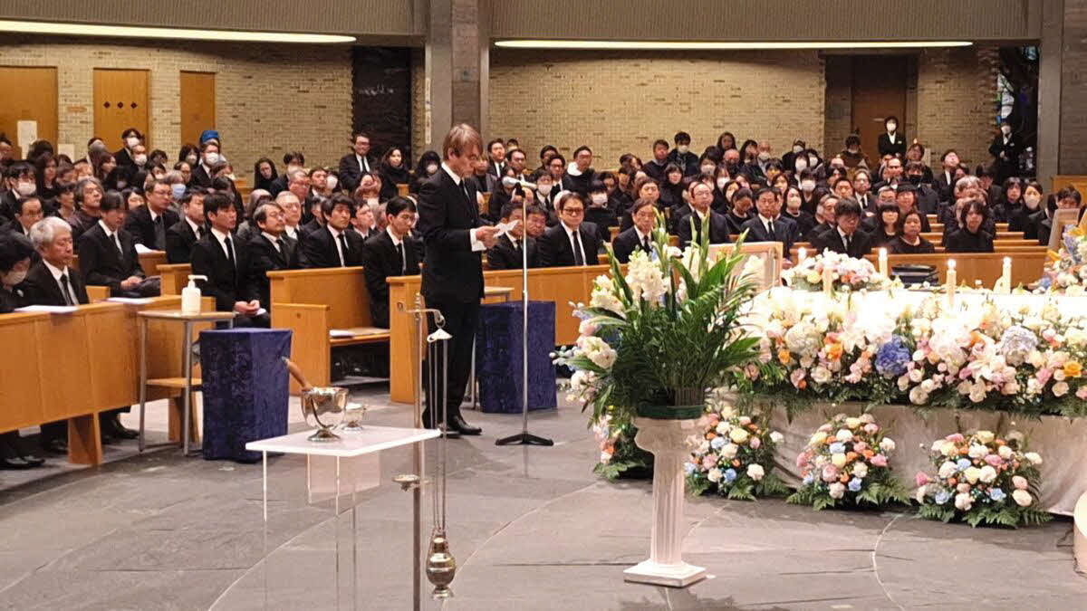 加藤一二三・九段の通夜で弔辞を読む羽生善治九段（日本将棋連盟提供）